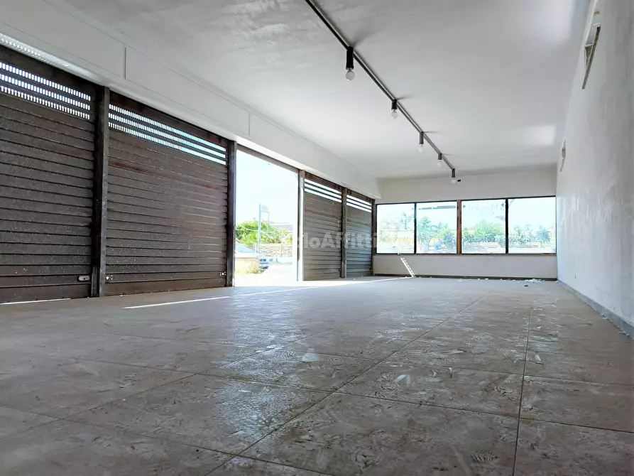 Immagine 22 di Locale commerciale in affitto  in Via della Scafa a Fiumicino