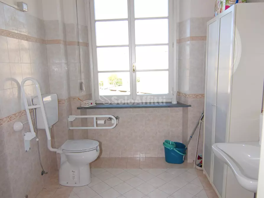 Immagine 11 di Ufficio in affitto  a Livorno