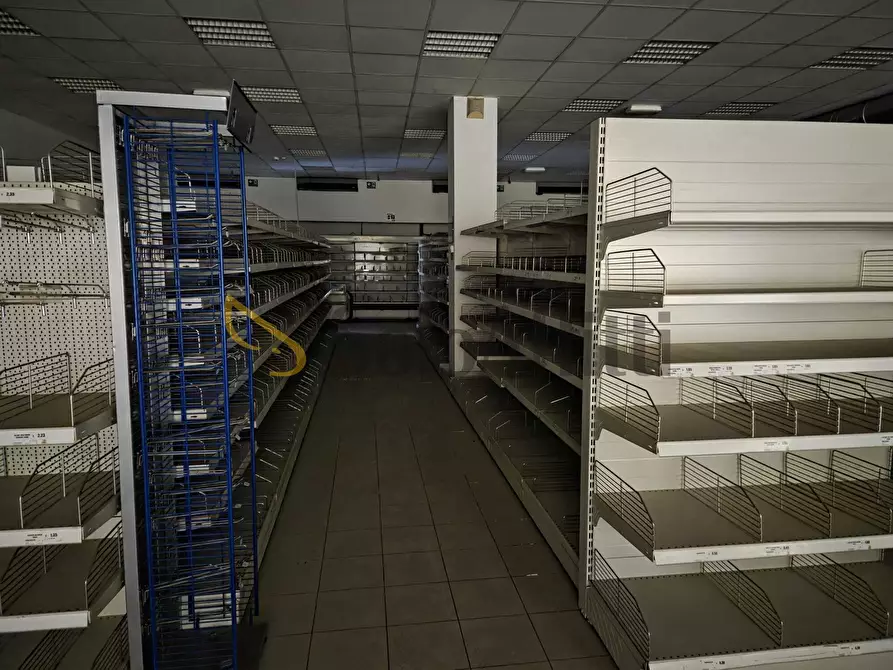 Immagine 14 di Locale commerciale in affitto  in Via Mario Pellegrini a Vignola