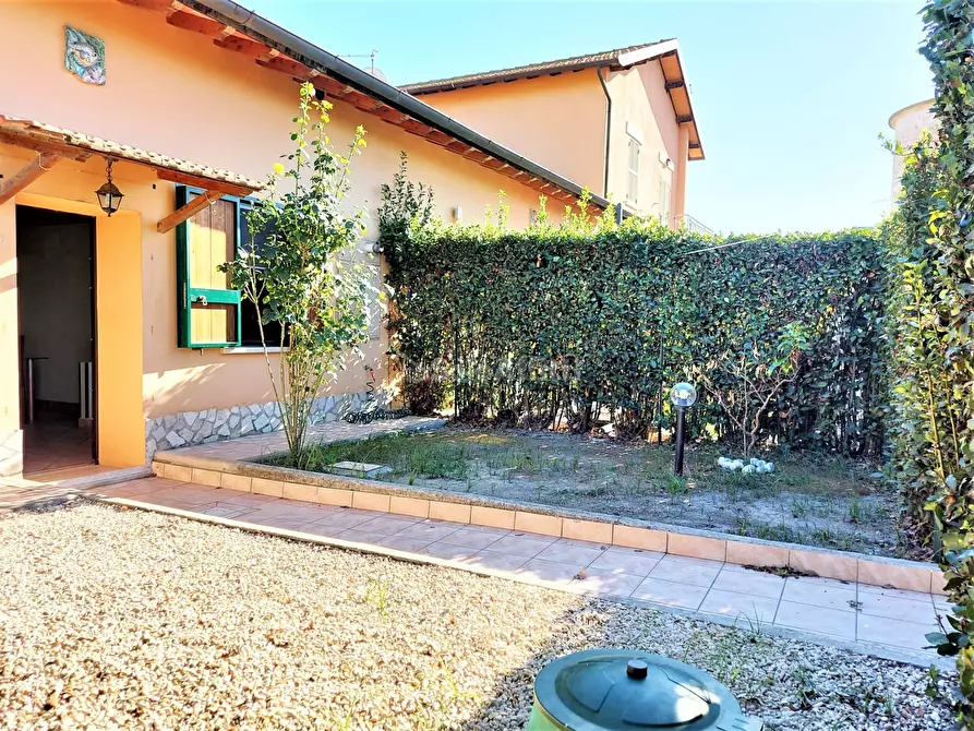 Immagine 3 di Villetta a schiera in affitto  in Viale dei Monti dell'Ara a Fiumicino