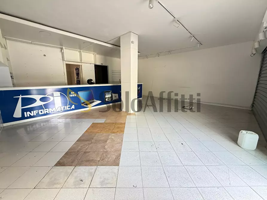 Immagine 5 di Locale commerciale in affitto  in Via John Fitzgerald Kennedy 28 a Caserta
