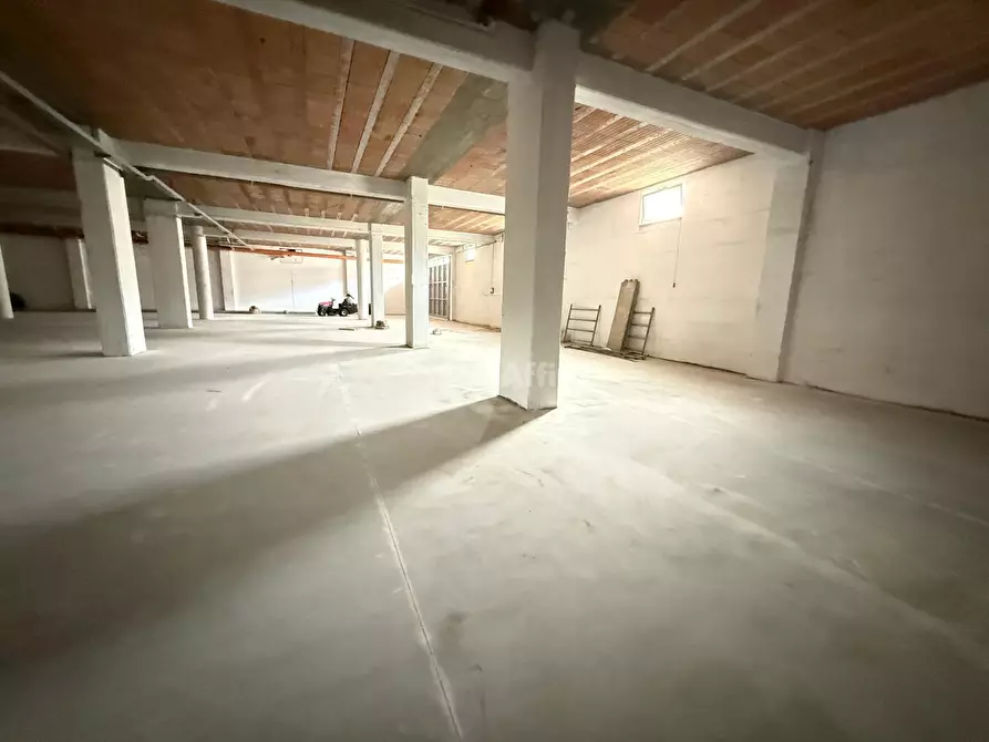 Immagine 3 di Magazzino in affitto  in Via Forche Caudine 165 a Maddaloni