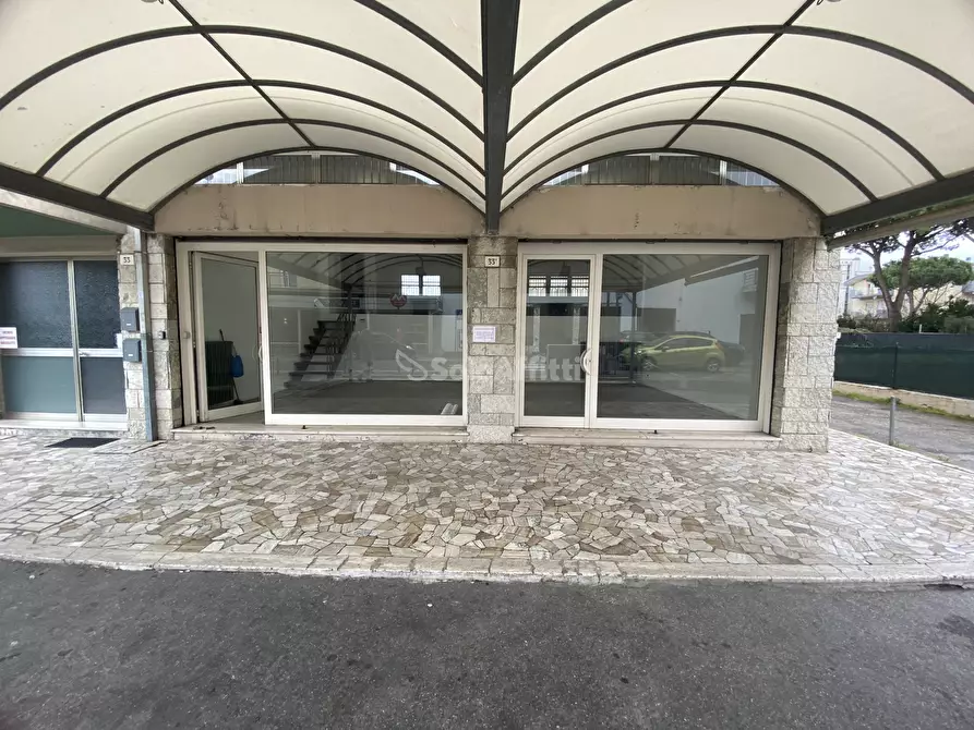 Immagine 1 di Locale commerciale in affitto  in Via dei Martiri 33A a Rimini