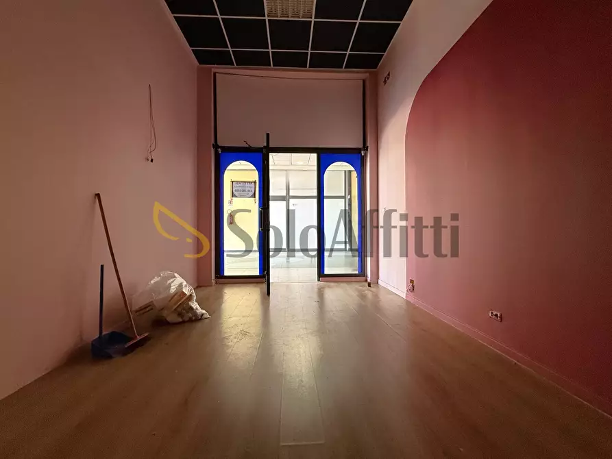 Immagine 6 di Locale commerciale in affitto  a Catanzaro