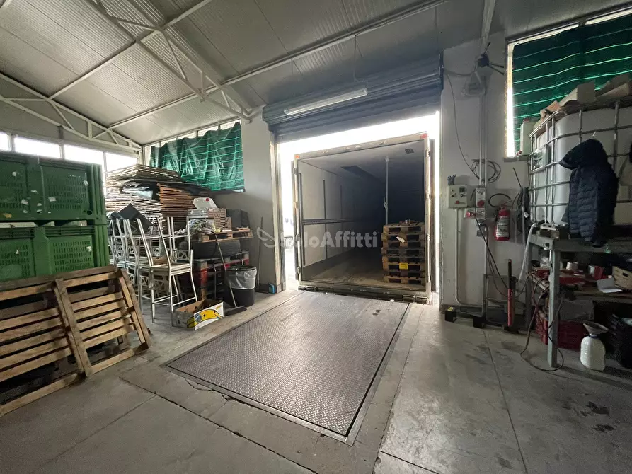 Immagine 9 di Magazzino in affitto  in Via Mastrilli a Maddaloni