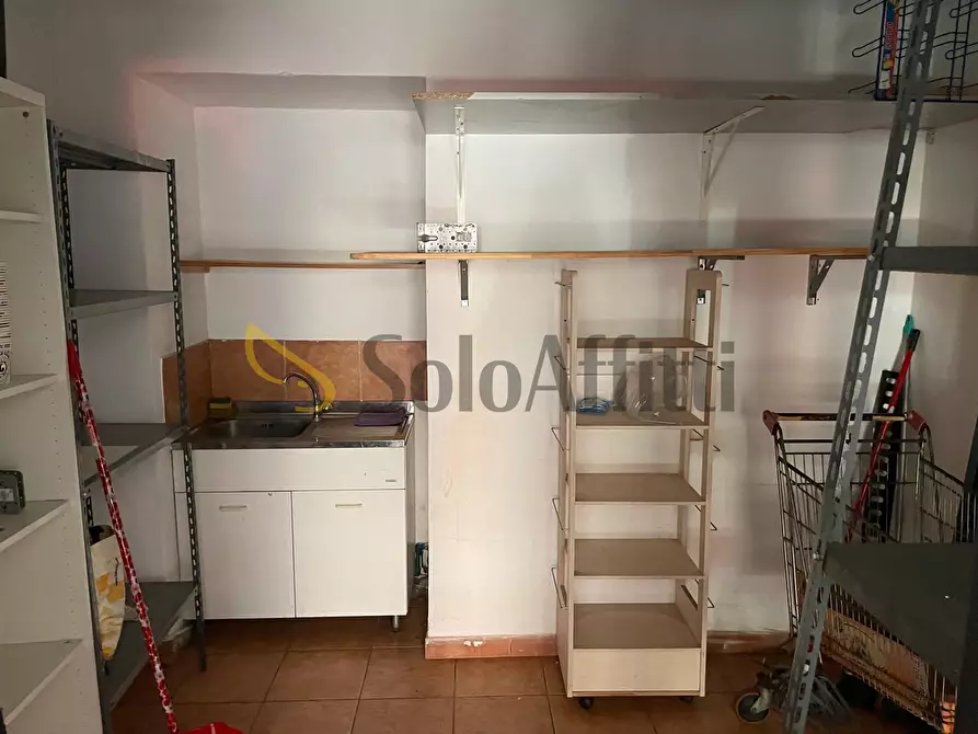 Immagine 9 di Locale commerciale in affitto  in Via Giulia di Barolo a Torino