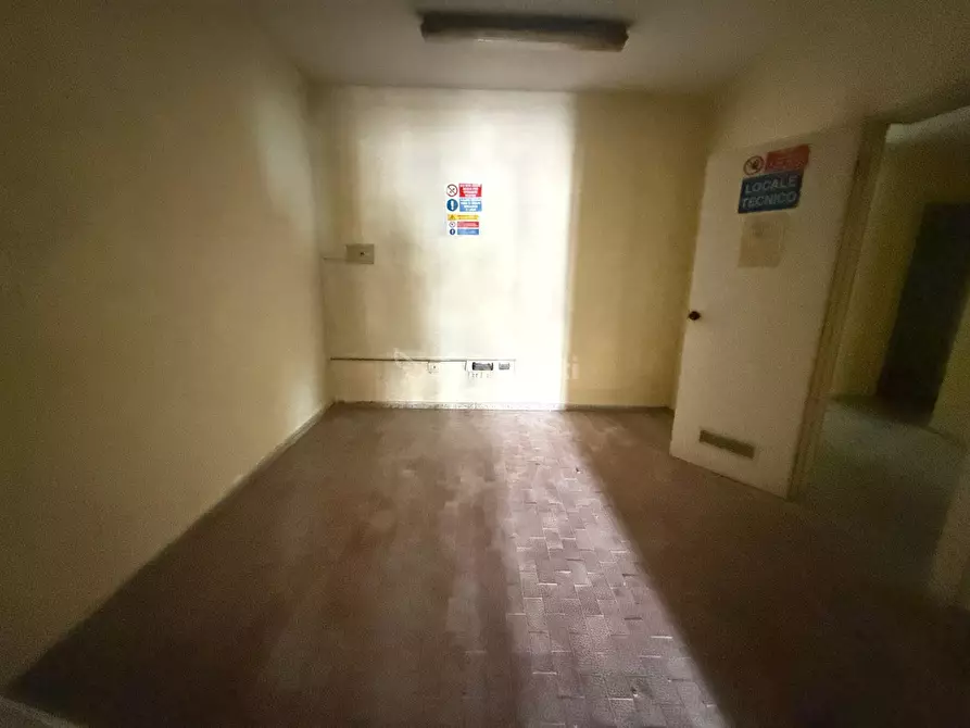 Immagine 11 di Locale commerciale in affitto  in Via Giulio Antonio Acquaviva 36a a Caserta