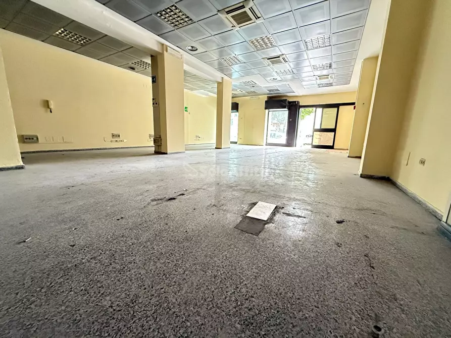 Immagine 3 di Locale commerciale in affitto  in Via Giulio Antonio Acquaviva 36a a Caserta