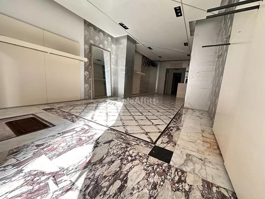 Immagine 3 di Locale commerciale in affitto  in Corso Trieste 189 a Caserta