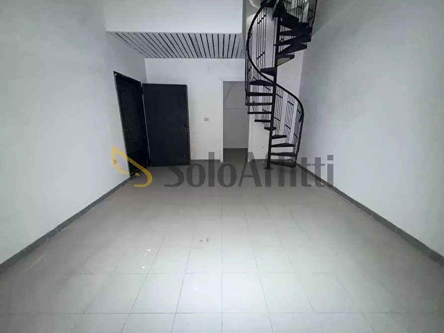 Immagine 21 di Locale commerciale in affitto  in via Colombo 24 a Caserta