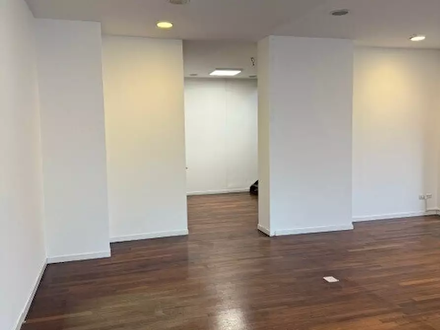 Immagine 8 di Locale commerciale in affitto  in Viale Antonio Gramsci 27A a Parma