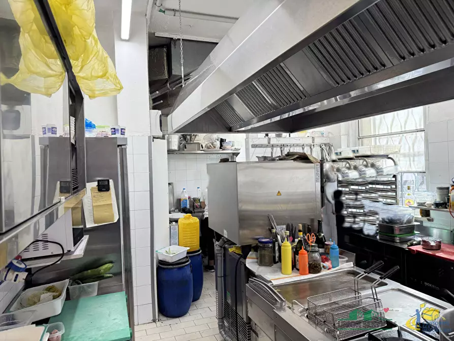 Immagine 7 di Locale commerciale in vendita  in Via Montebello a Parma