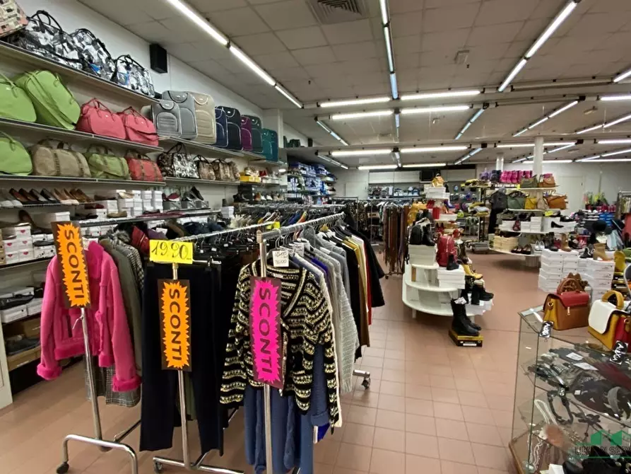 Immagine 11 di Locale commerciale in vendita  in Viale Sandro Pertini 1 a Collecchio