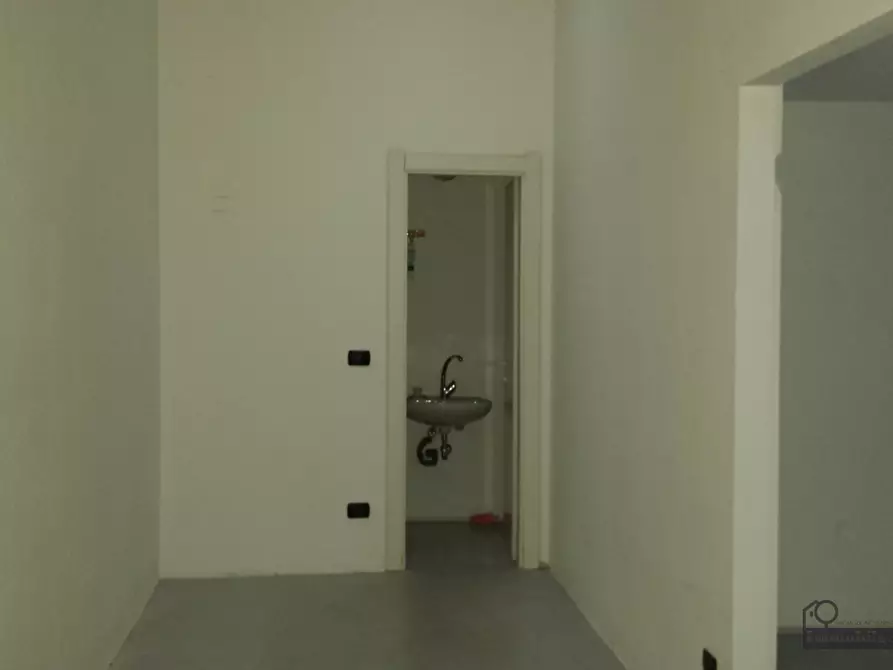 Immagine 9 di Locale commerciale in affitto  in Borgo Angelo Mazza 2 a Parma