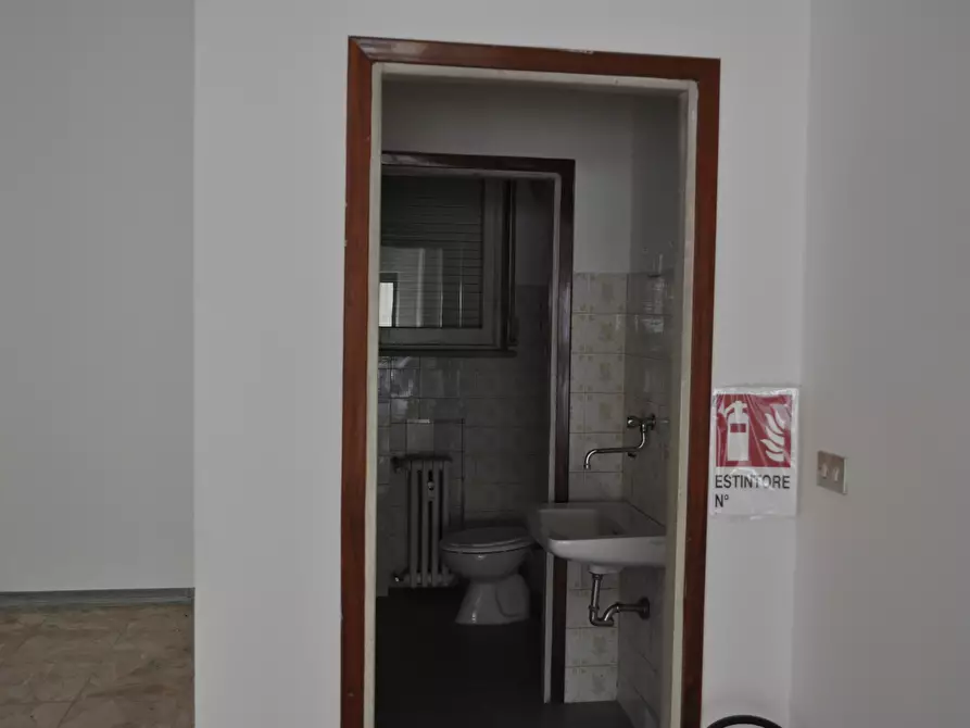 Immagine 16 di Locale commerciale in affitto  in via spezia 49 a Collecchio