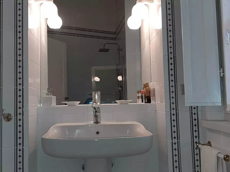 Immagine 10 di Bilocale in vendita  in Strada Luigi Carlo Farini 49 a Parma