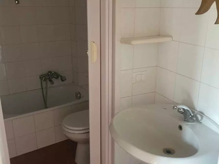 Immagine 11 di Ufficio in affitto  a Parma