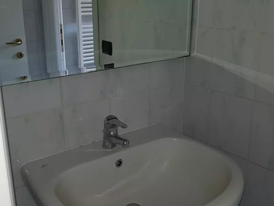 Immagine 19 di Bilocale in affitto  in Via Primo Groppi 14 a Parma