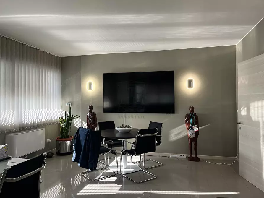 Immagine 10 di Ufficio in vendita  in Via Romana a Lucca