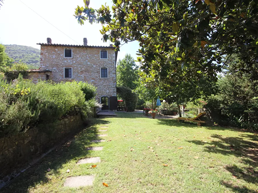Immagine 5 di Rustico / casale in vendita  a Lucca