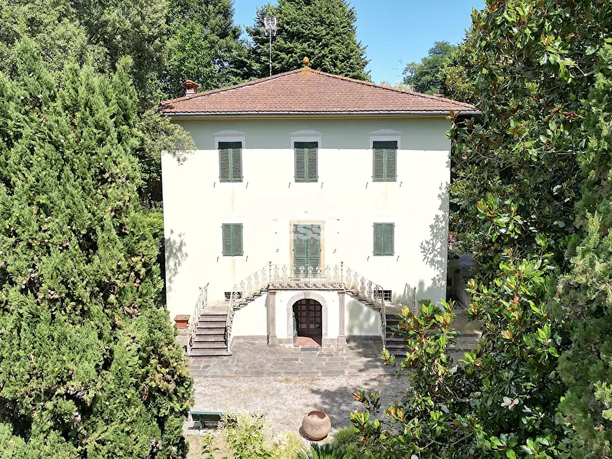 Immagine 5 di Villa in vendita  a Lucca