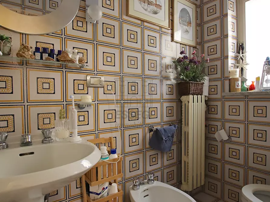 Immagine 14 di Appartamento in vendita  in Piazza San Michele 10 a Lucca