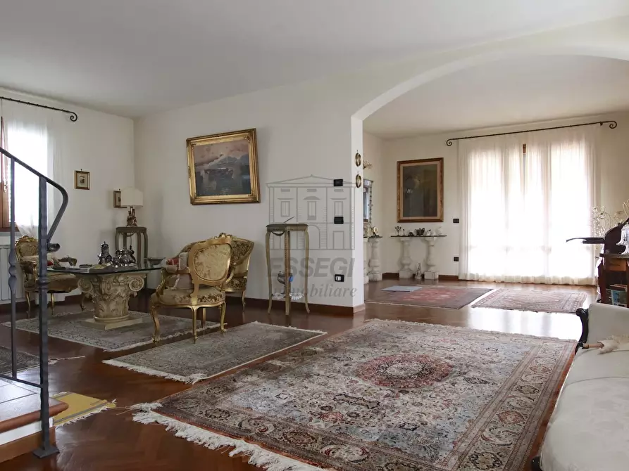 Immagine 1 di Villa in vendita  in Via delle Ville Prima a Lucca