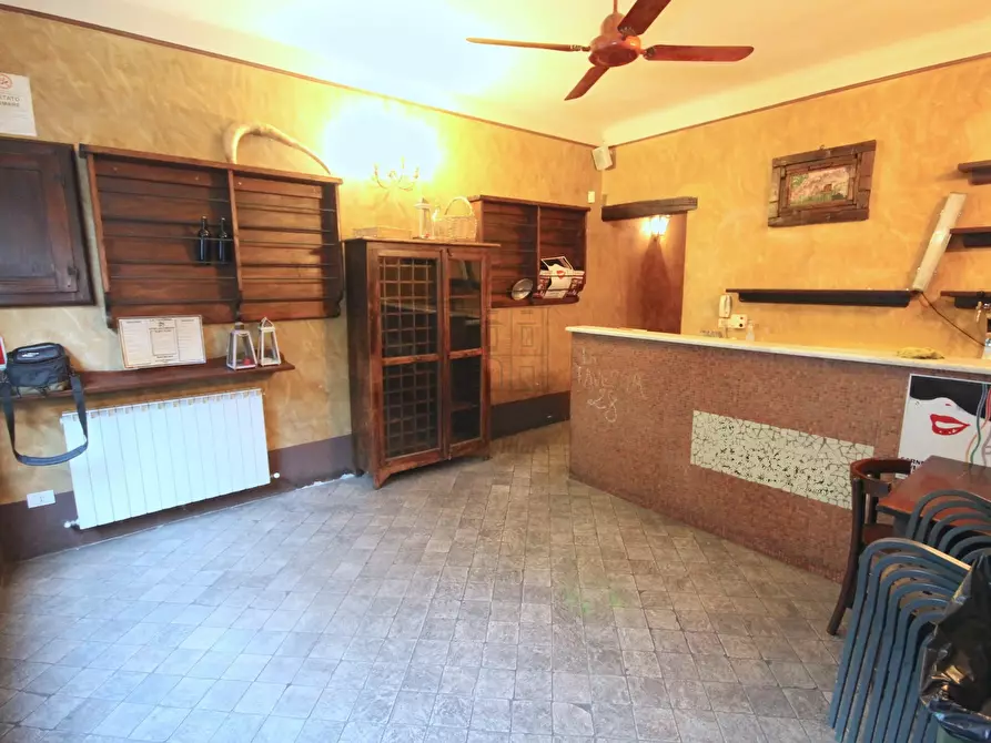Immagine 12 di Locale commerciale in affitto  a Lucca