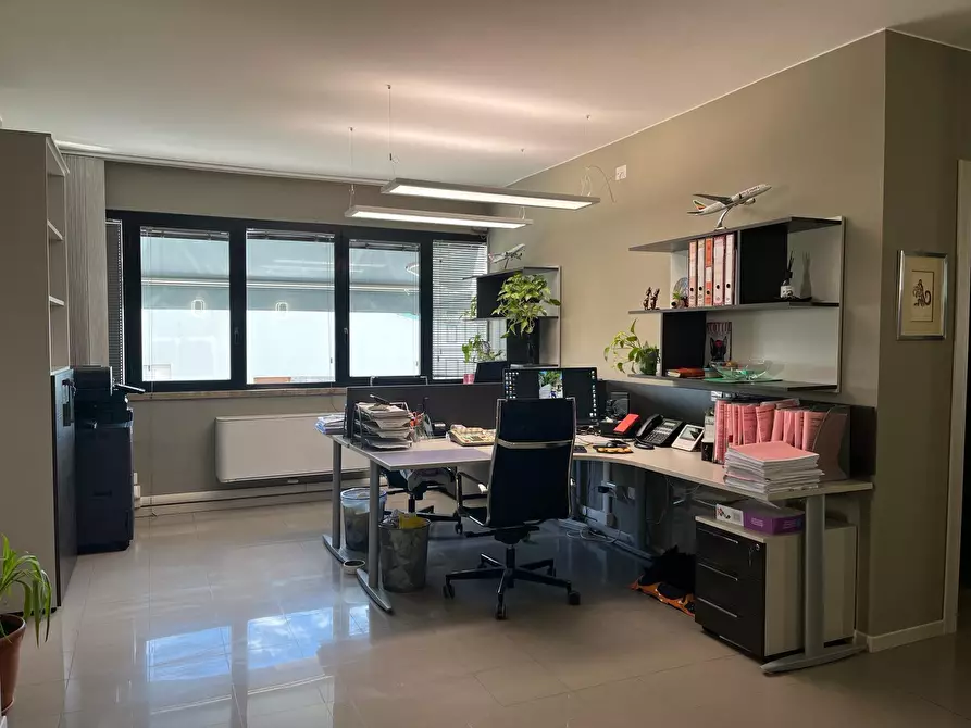 Immagine 7 di Ufficio in vendita  in Via Romana a Lucca