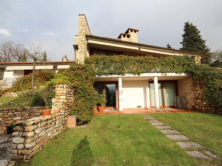 Immagine 1 di Villa in vendita  in via delle foreste a Lucca