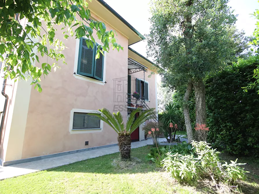 Immagine 1 di Villa in vendita  in Viale San Concordio 483 a Lucca