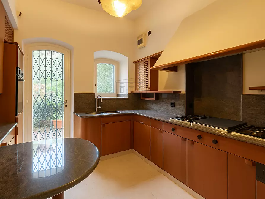 Immagine 5 di Appartamento in vendita  in Piazza San Michele 46 a Lucca