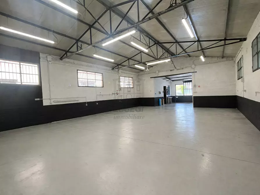 Immagine 4 di Attività artigianale in affitto  in Via Nuova di Guamo 144 a Capannori