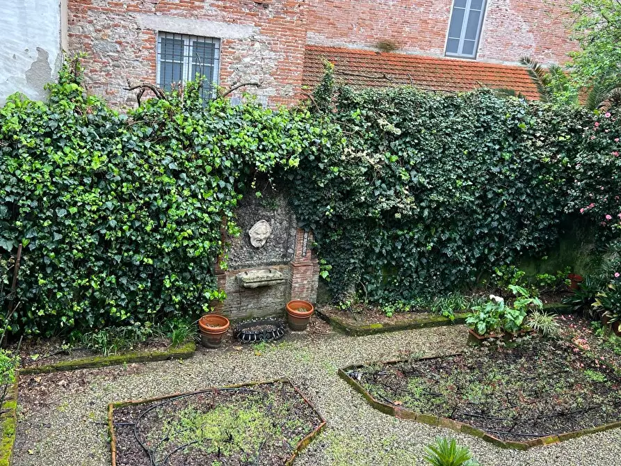 Immagine 15 di Appartamento in vendita  in Piazza San Michele 46 a Lucca