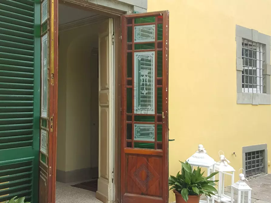 Immagine 4 di Villa in vendita  a Lucca