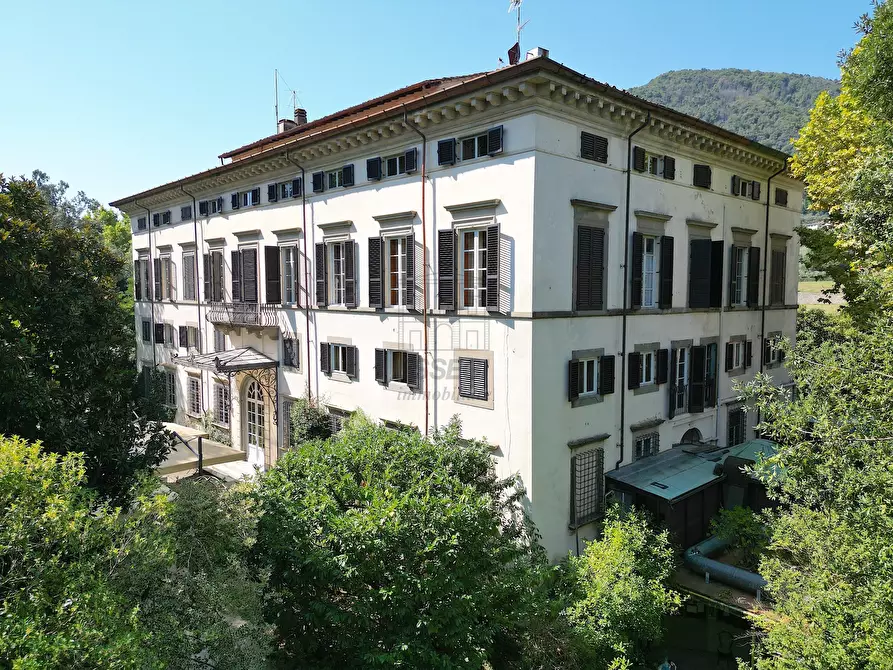 Immagine 1 di Villa in vendita  in Via Nuova per Pisa a Lucca