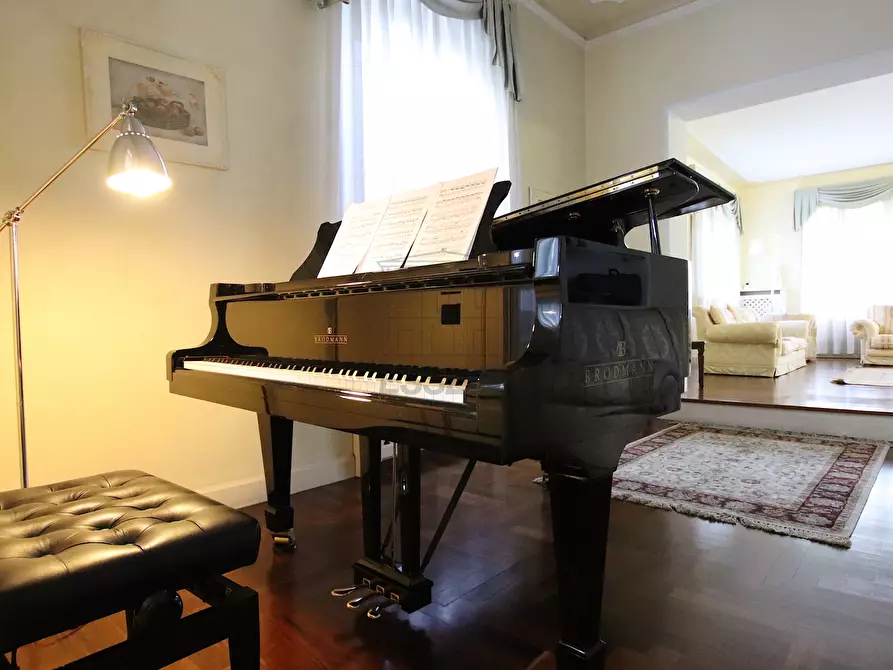 Immagine 8 di Villa in vendita  in Viale Pacini 35 a Lucca