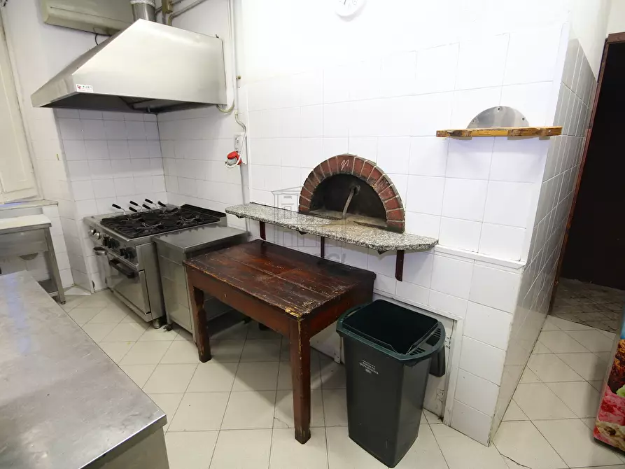Immagine 9 di Locale commerciale in affitto  a Lucca