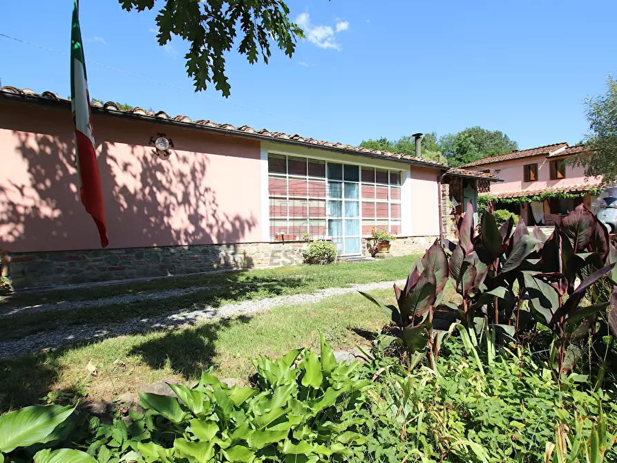 Immagine 22 di Rustico / casale in vendita  in Via della Chiesa di Gragnano a Lucca