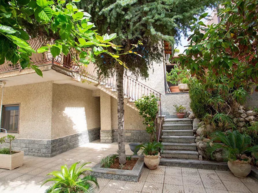 Immagine 1 di Casa indipendente in vendita  in Viale Aldo Moro 5 a Bova Marina
