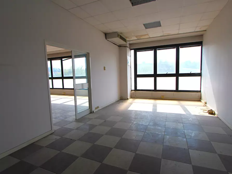 Immagine 16 di Showroom in affitto  in Via Muzza a Valsamoggia