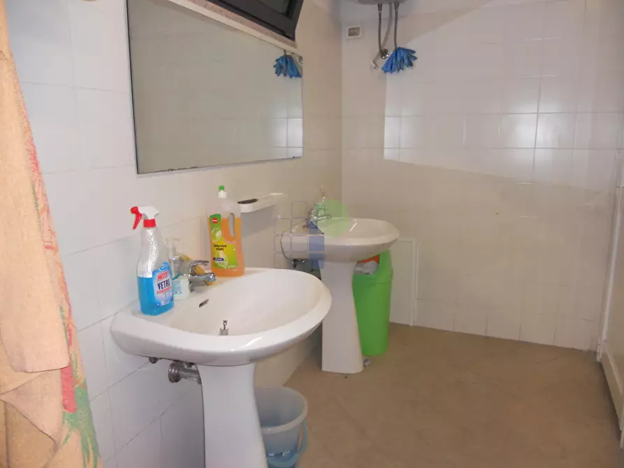 Immagine 4 di Attività artigianale in vendita  in Via Leopardi 11 a Livorno