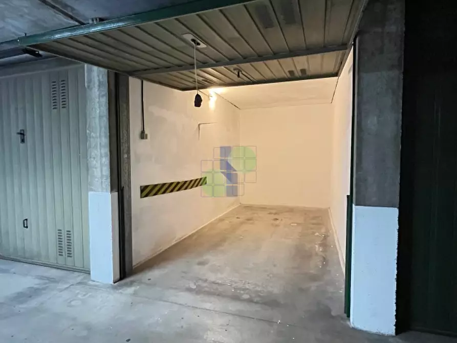 Immagine 4 di Garage in vendita  in Piazza Attias 21 a Livorno