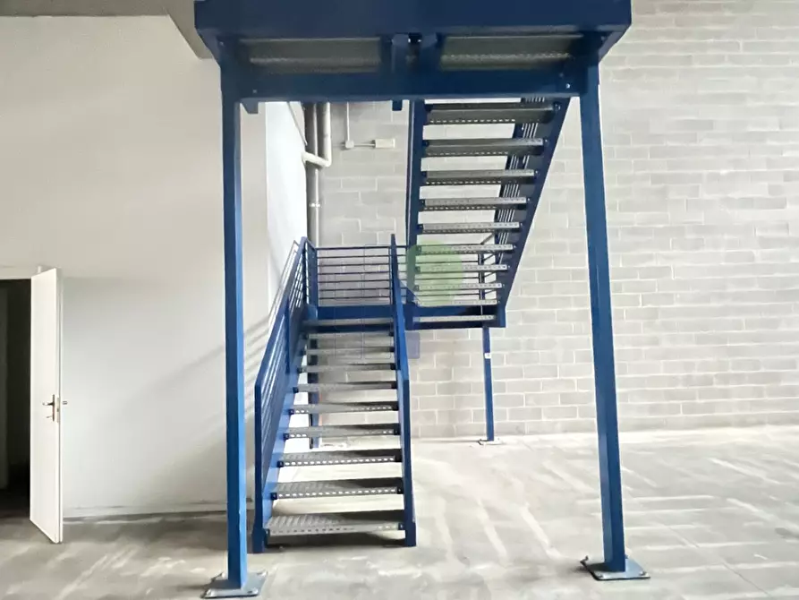 Immagine 10 di Attività artigianale in affitto  in Via Cimarosa 111 a Livorno