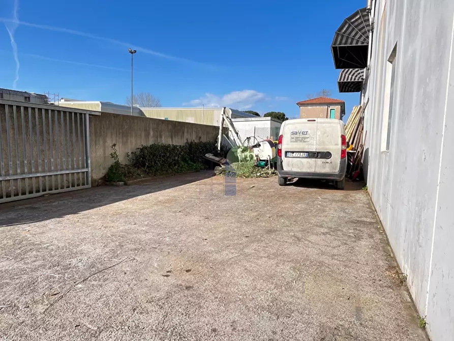Immagine 10 di Capannone industriale in affitto  in Via Aurelia 76 a Collesalvetti