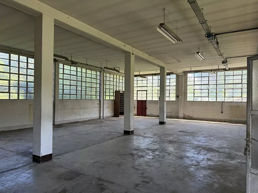 Immagine 3 di Magazzino in affitto  a Arona