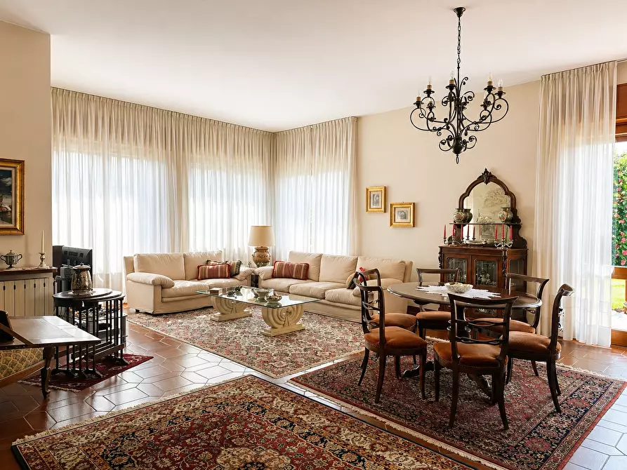 Immagine 4 di Villa in vendita  in Via Varallo Pombia 2 a Castelletto Sopra Ticino