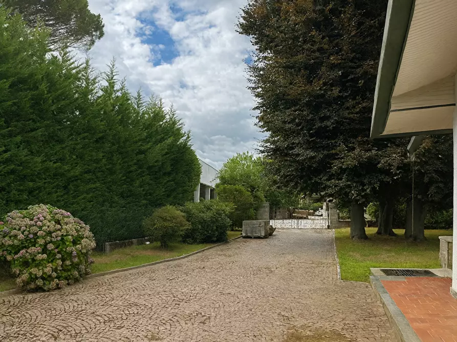 Immagine 4 di Villa in vendita  in Via San Rita a Gozzano