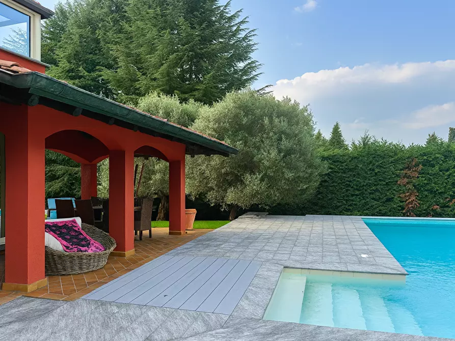 Immagine 1 di Villa in vendita  in Via Madonna della Motta 1 a Dormelletto