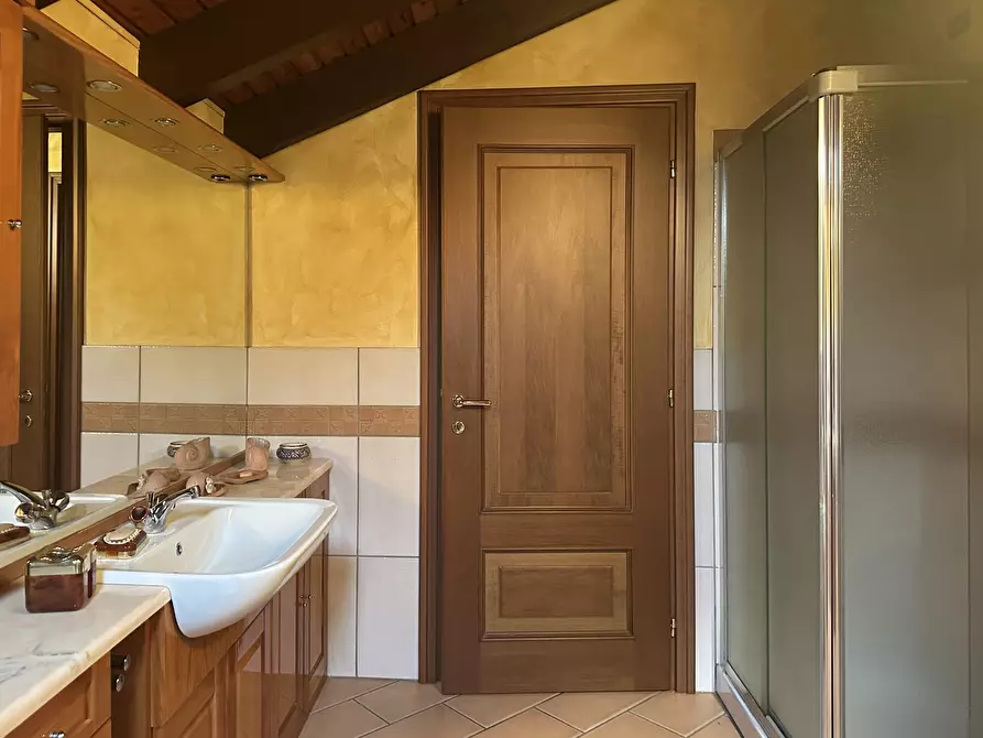 Immagine 19 di Villa in vendita  in Via Varallo Pombia 2 a Castelletto Sopra Ticino